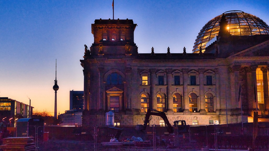 Baustelle vor dem Bundestag bei Dämmerung