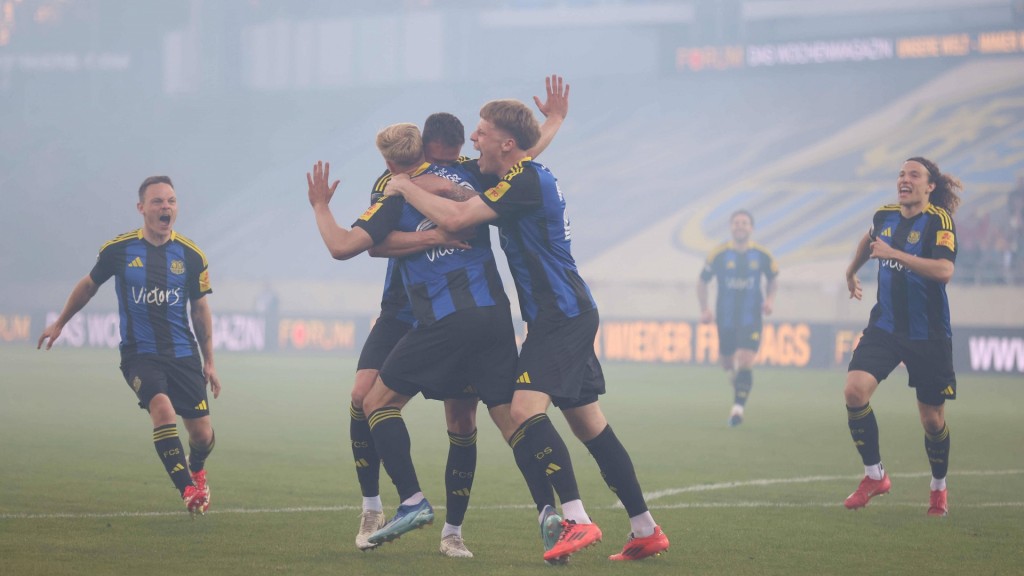 Foto: Spieler des 1. FC Saarbrücken jubeln über das 2:0 gegen Aue.