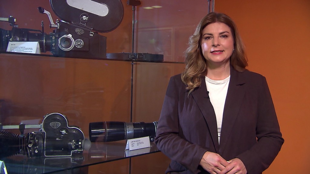 Foto: Verena Sierra vor alten Fernsehkameras
