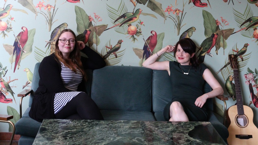 Die Singer-Songwriterin Larkly und die Poetry Slammerin Helen Seidenfeder