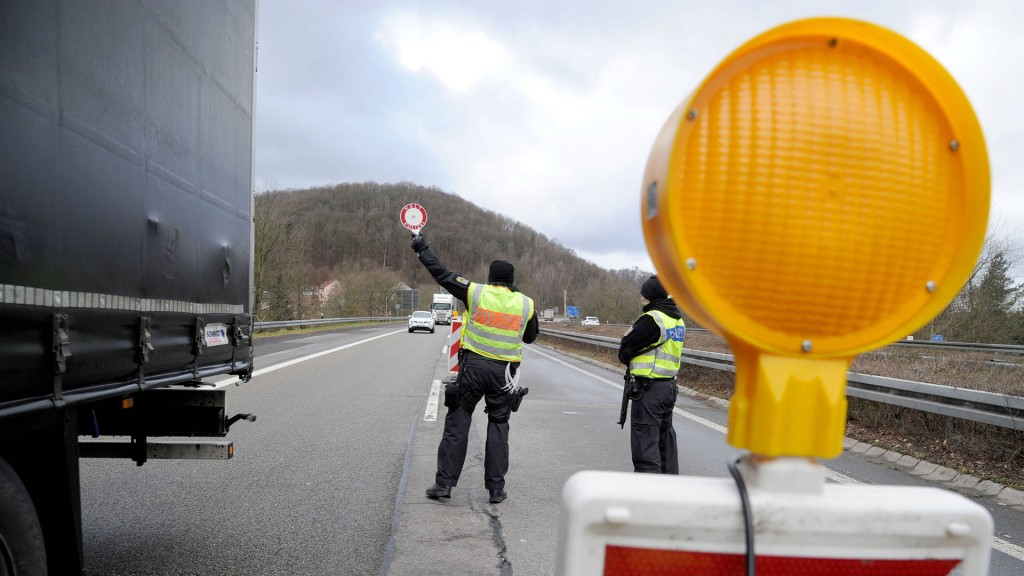 EIn Bundespolizist regelt den Verkehr auf der Autobahn vor einer Grenzkontrolle