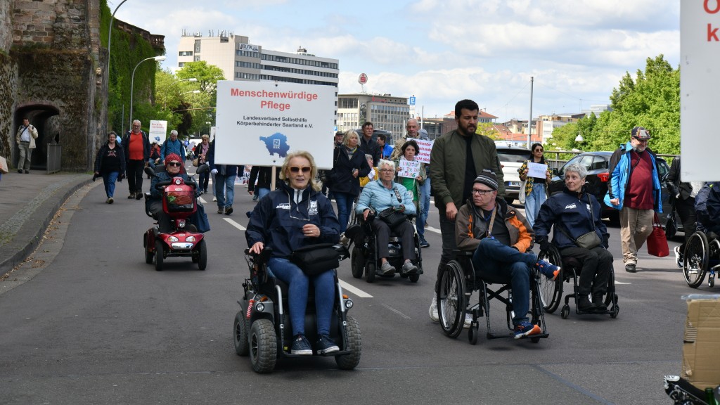 Menschen im Rollstuhl nehmen an einer Demonstration teil