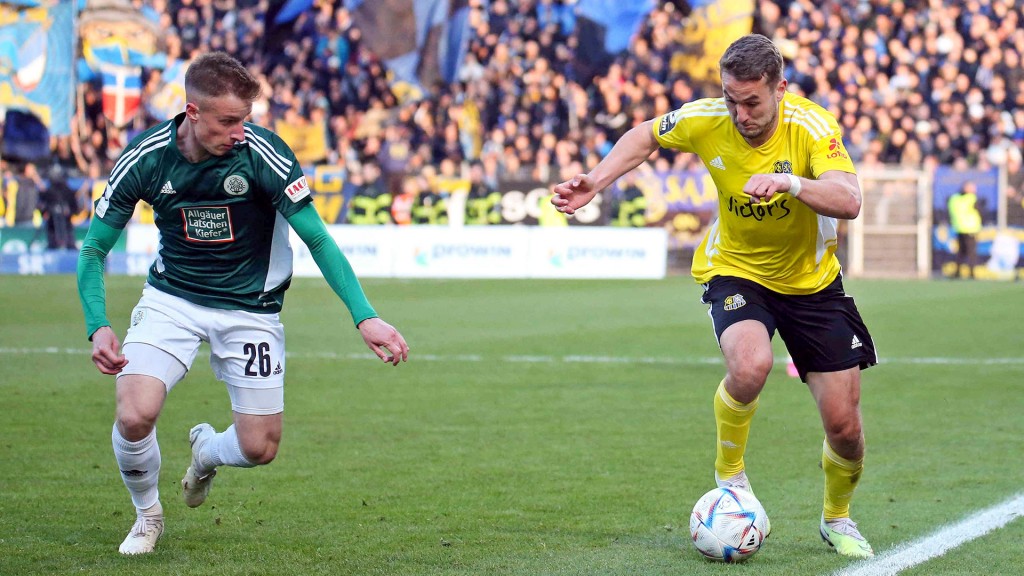 Tim Steinmetz (FC 08 Homburg) gegen Julian Günther-Schmidt (1. FC Saarbrücken) im Homburger Waldstadion