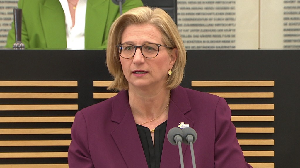 Anke Rehlinger am Rednerpult im Landtag