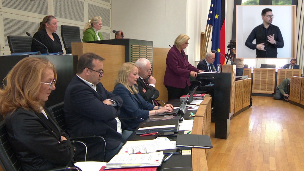 Foto: Anke Rehlinger am Rednerpult im saarländischen Landtag