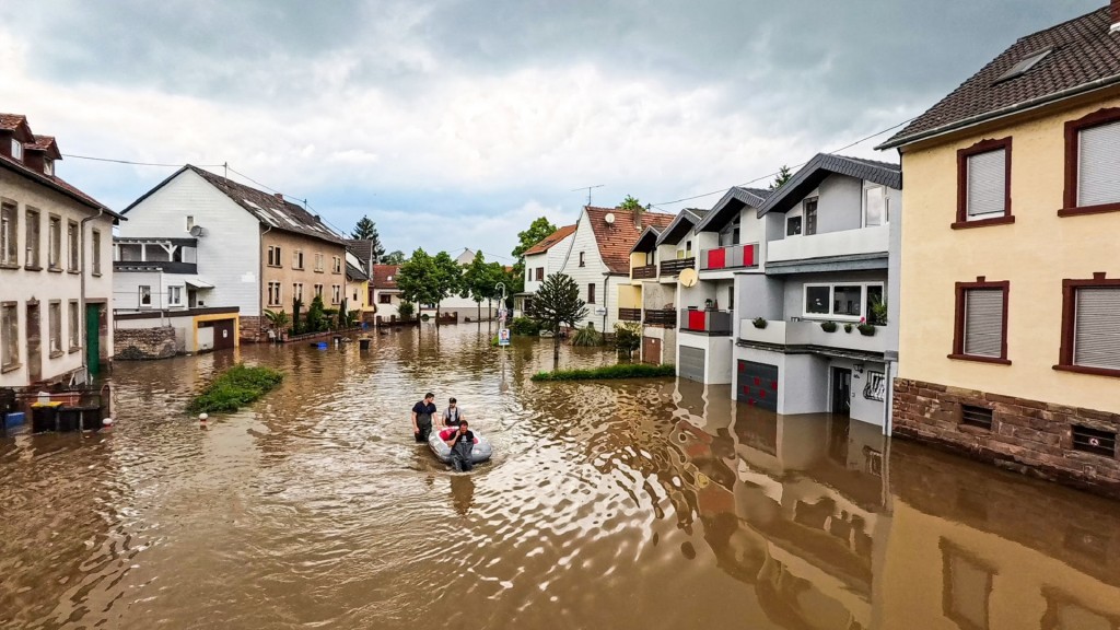 Einsatzkräfte der Freiwilligen Feuerwehr Löschbezirk Mitte Kleinblittersdorf sind in der Elsässer Straße, mit dem Schlauchboot unterwegs.