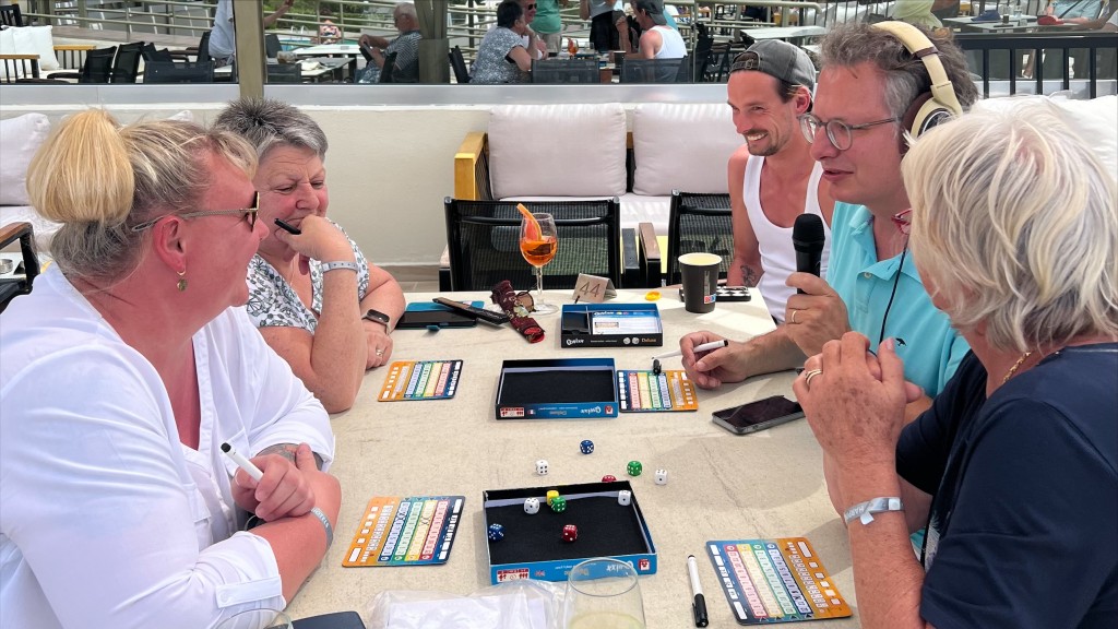 Urlaubsradio auf Kreta: Hörer:innen beim Quixx spielen