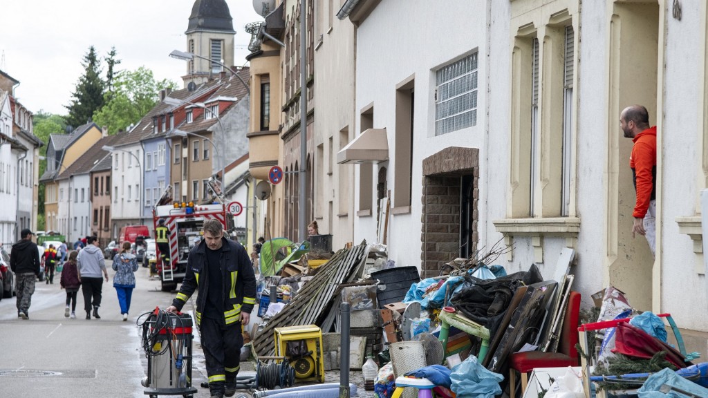 Im besonders vom Hochwasser betroffenen Saarbrücken-Rußhütte haben die Aufräumarbeiten begonnen.
