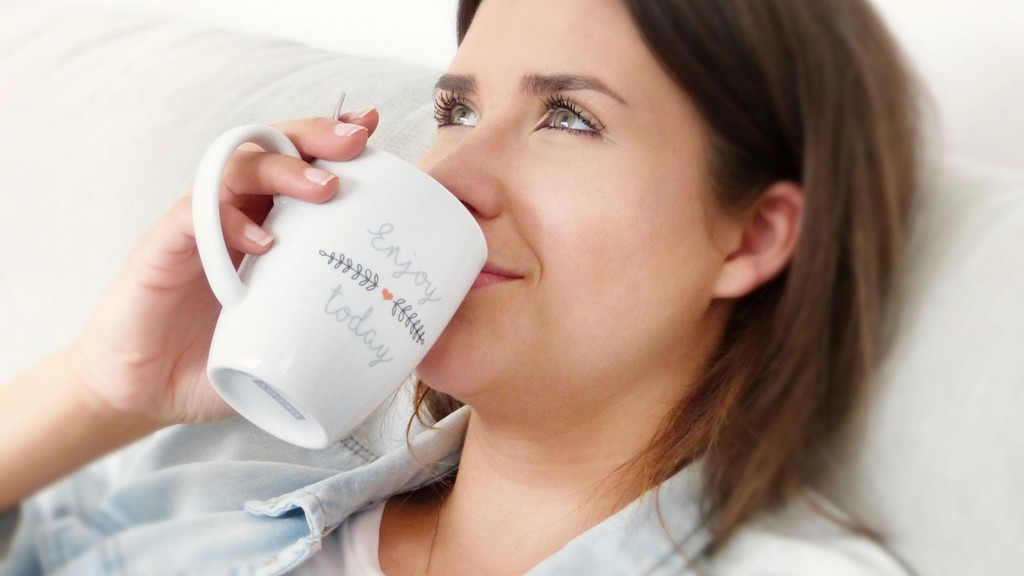 Frau mit Tasse