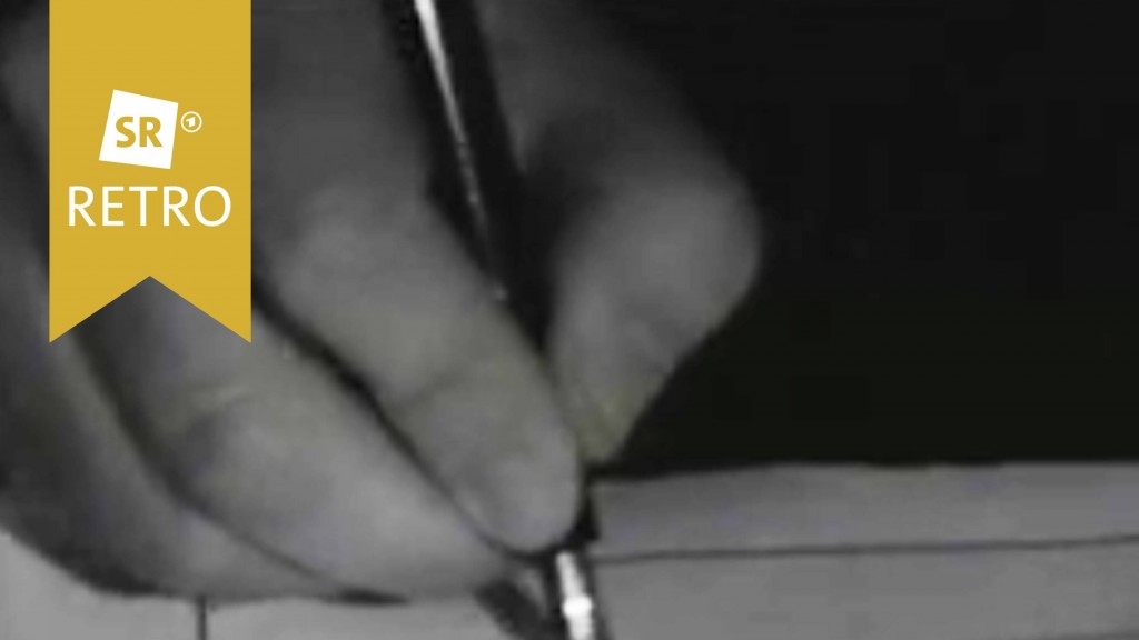 Hand mit einem Stift unterzeichnet einen Vertrag
