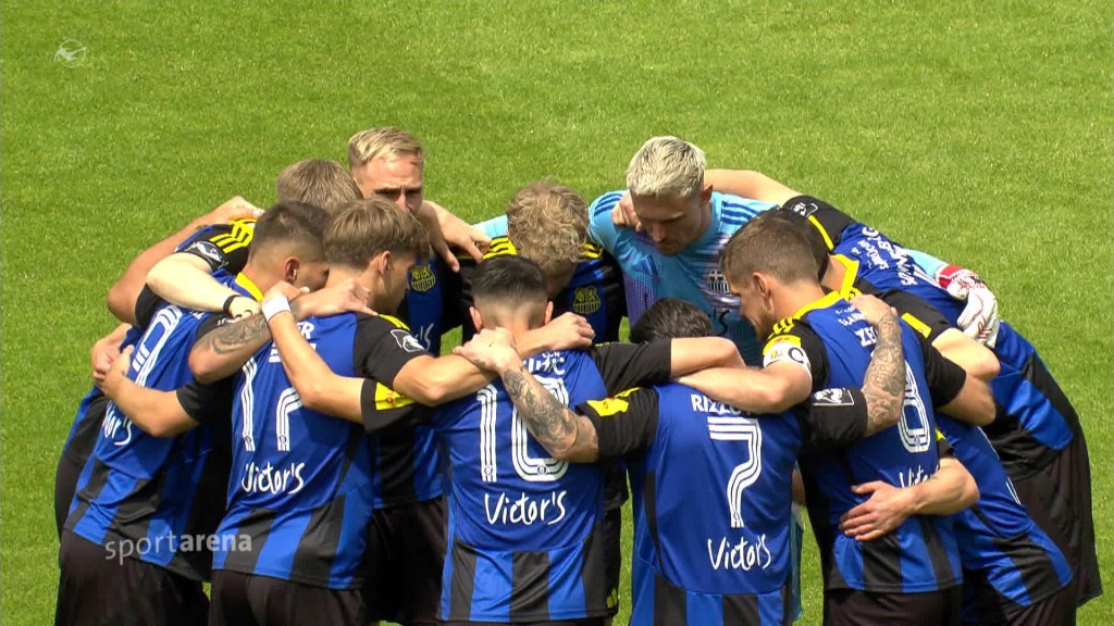 Foto: FCS-Spieler umarmen sich auf dem Feld