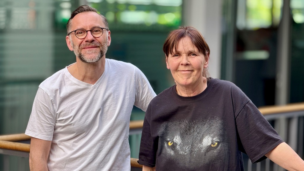 Moderator Uwe Jäger und Wolfsforscherin Tatjana Schneider