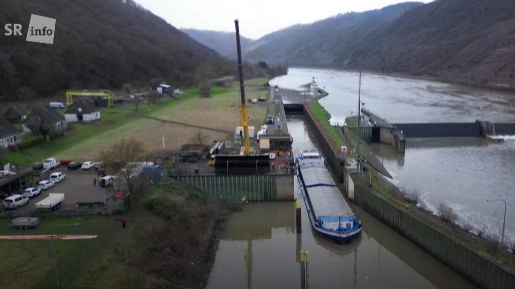 Foto: Moselschleuse mit Schiff von oben