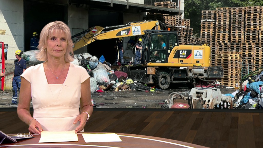 Foto: Simone Blaß im SRinfo-Studio vor einer Bildtafel