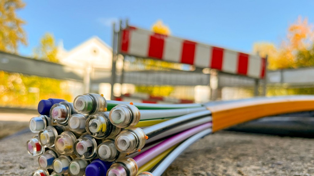 Glasfaserkabel liegen in einem Baustellengraben