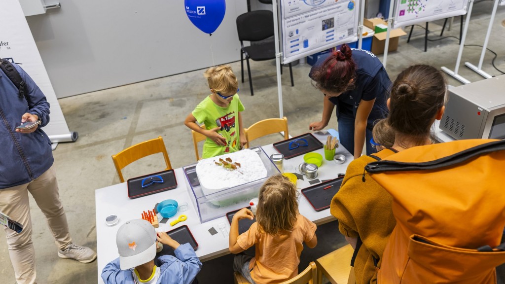 Kinder besuchen einen Stand bei der Langen Nacht der Wissenschaft (Symbolfoto).