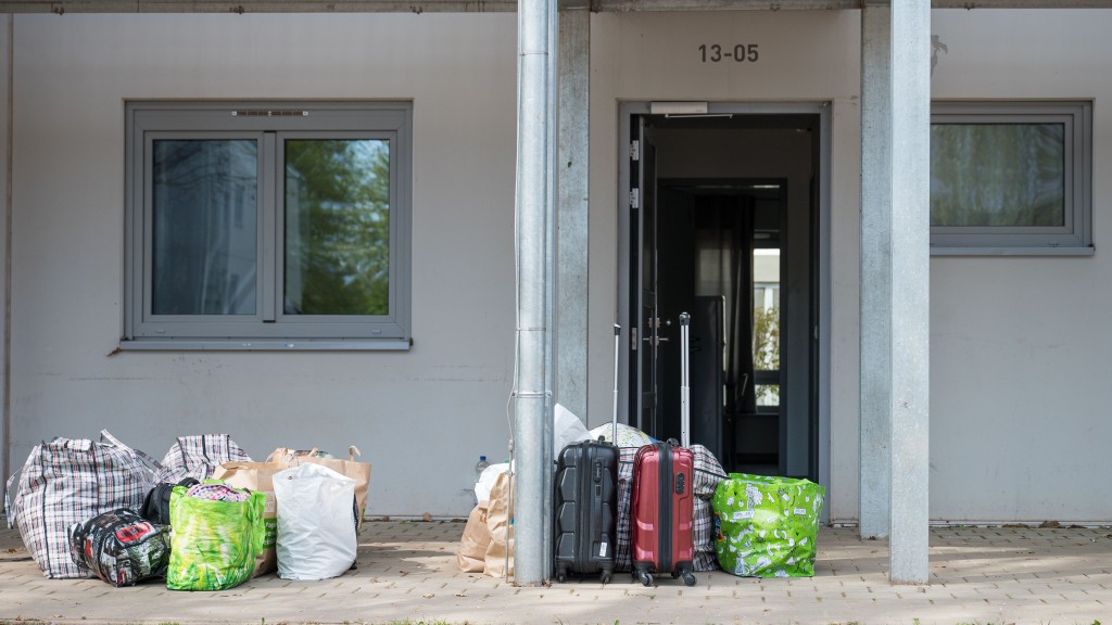 Vor einer offenen Wohnungstür stehen viele Koffer und Taschen.