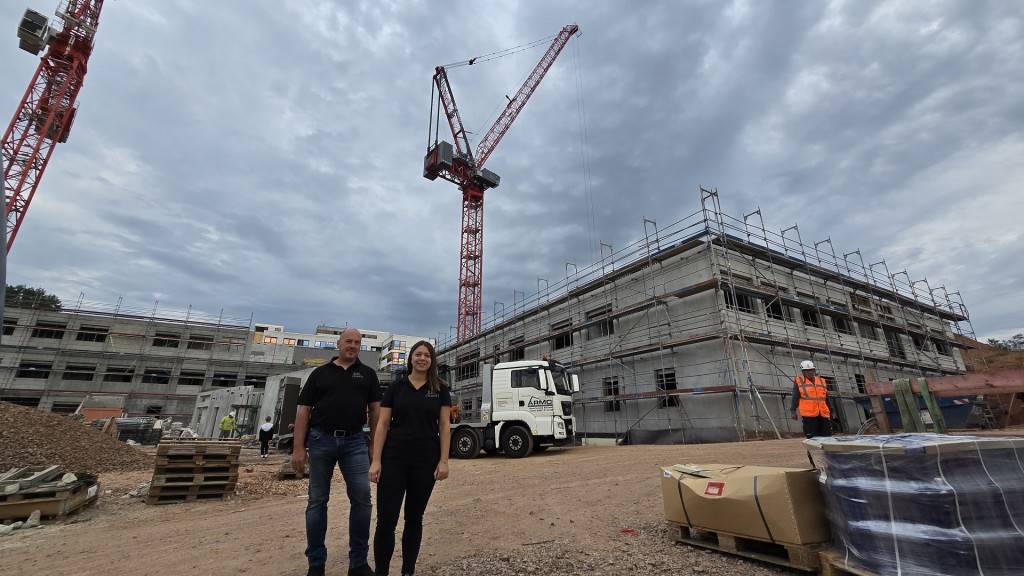 Mitarbeiter der Baukranfirma an der Baustelle in Lebach