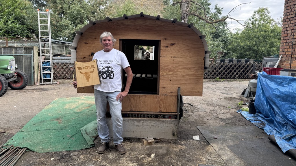 Armin Wiesmeier vor seinem Traktoranhänger, mit dem er nach Wacken fährt