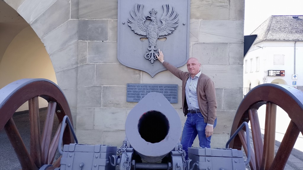 Klaus Friedrich vor dem preußischen Adler
