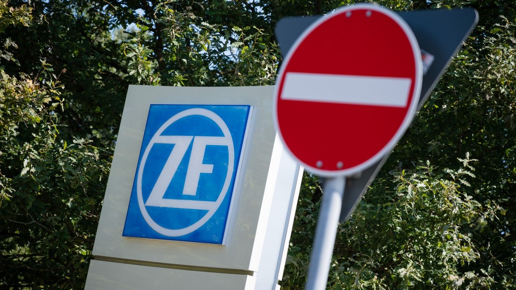 Das ZF Logo am Eingang des Saarbrücker Werks der ZF Friedrichshafen AG.