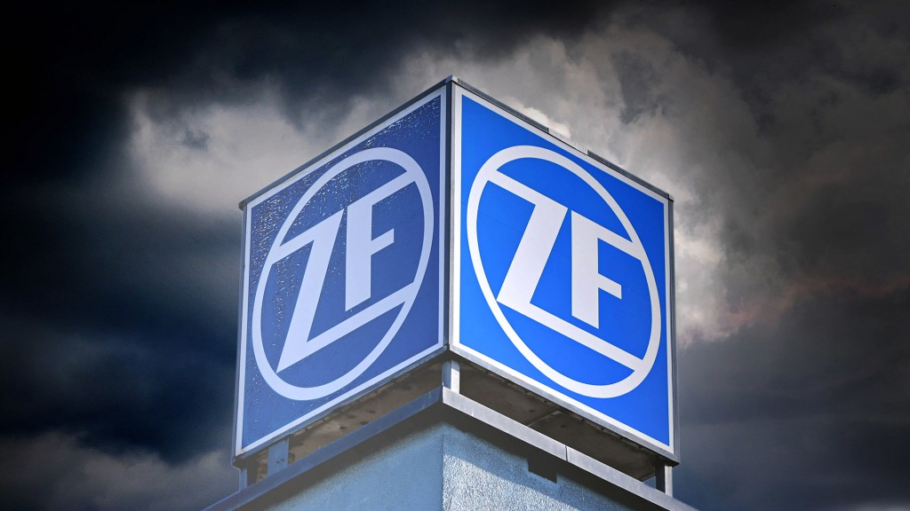 Firmenschild der Firma ZF vor dramatischem Himmel