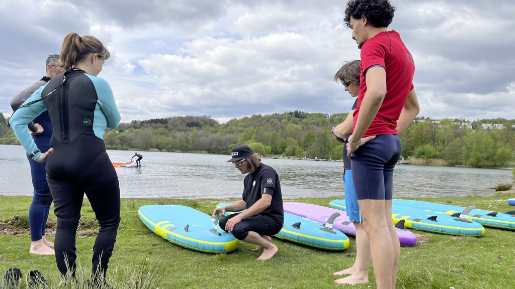 Bretter und Teilnehmer für Stand-up-Paddeling auf dem Bostalsee