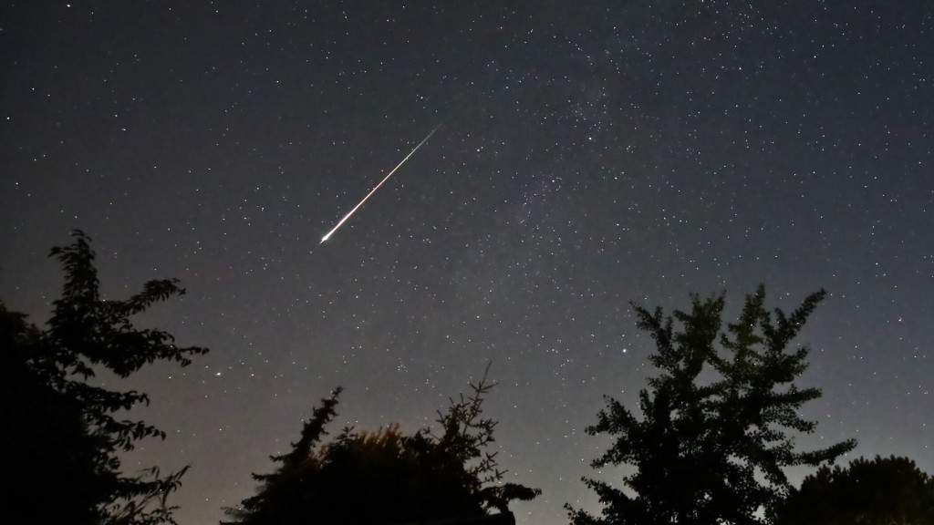 Ein Perseidenmeteor zieht über den Nachthimmel