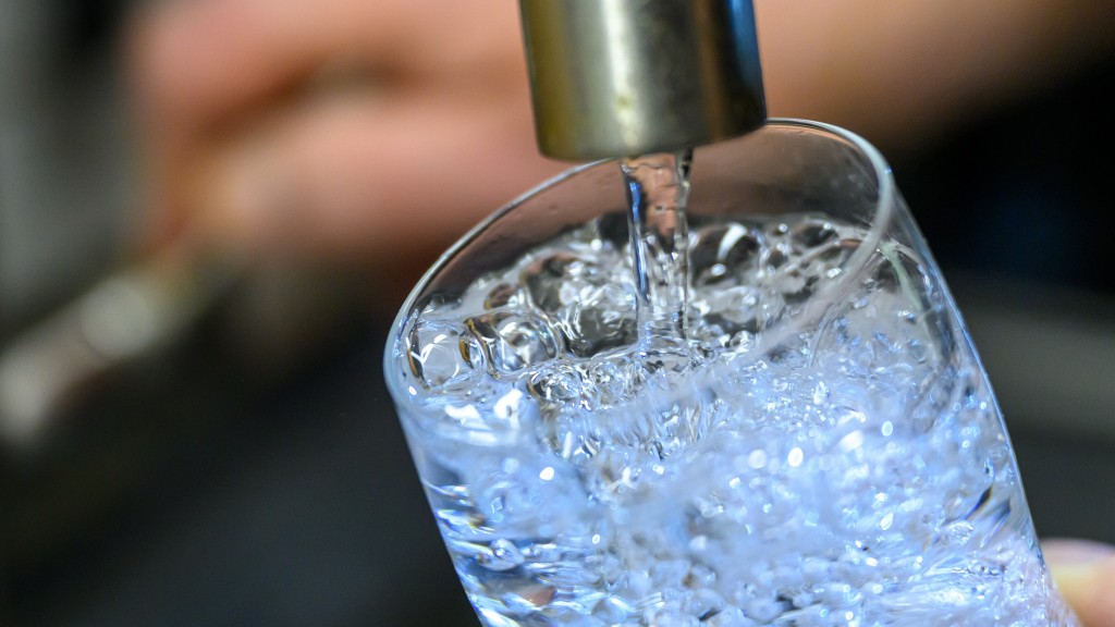 Trinkwasser läuft aus einem Wasserhahn
