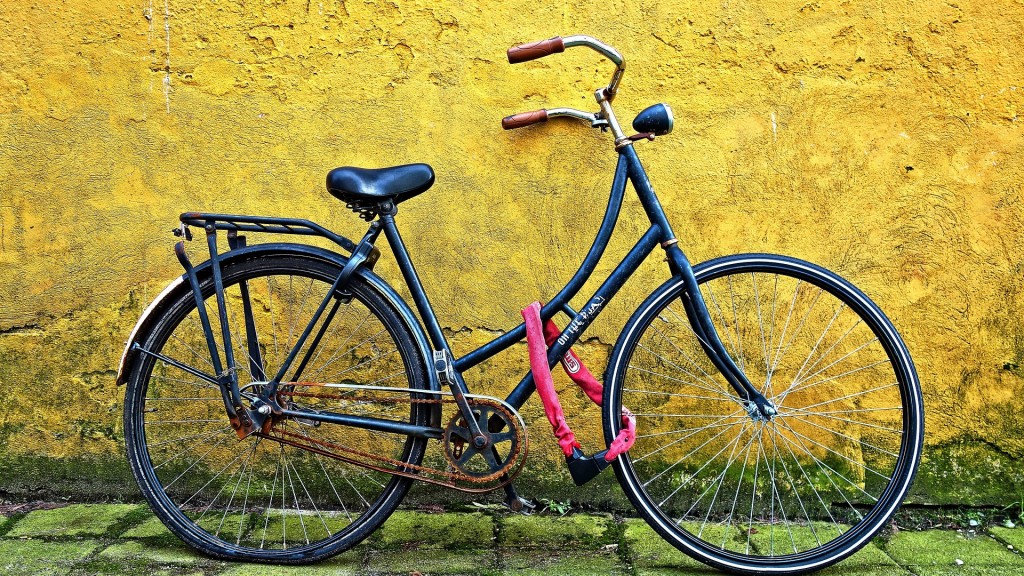 Fahrrad lehnt an einer Hauswand