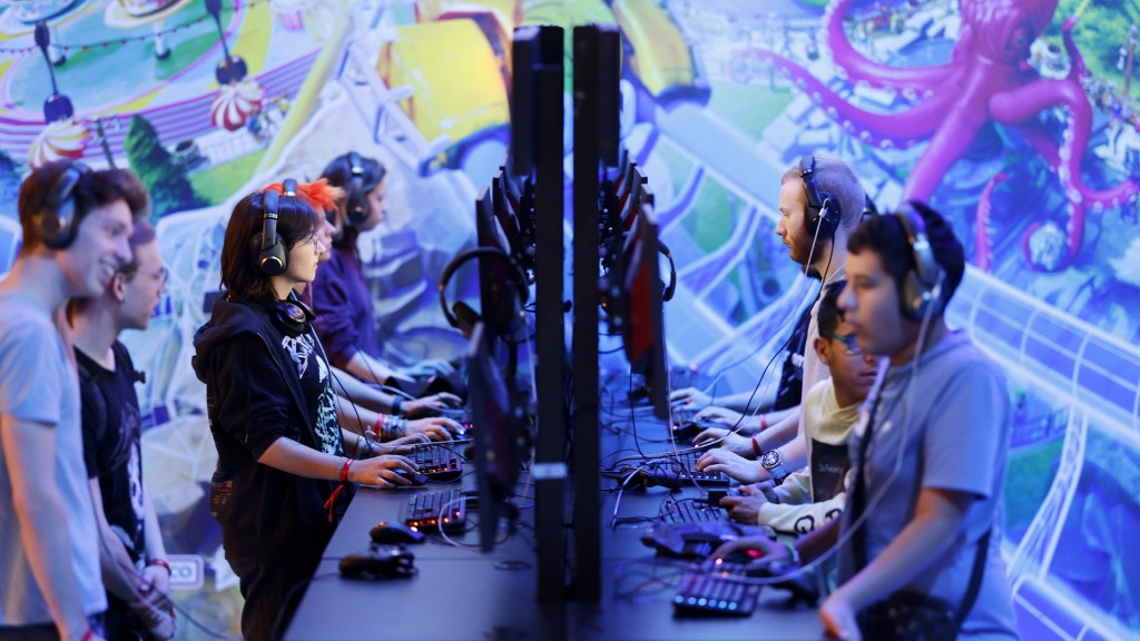 Besucher testen Spiele aus