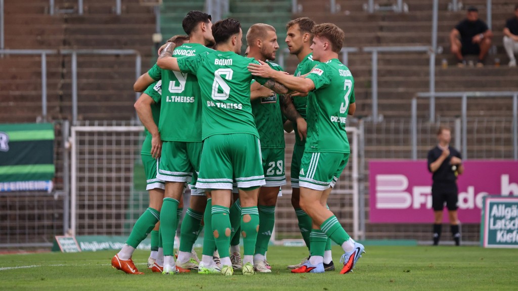 Spieler des FC Homburg bejubeln das Führungstor gegen den Bahlinger SC