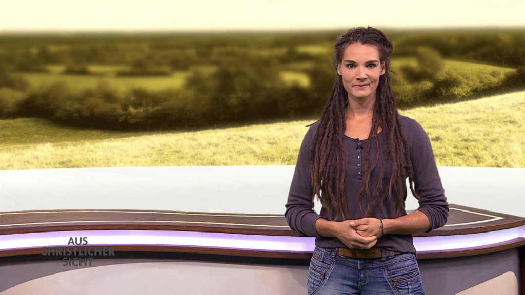 Foto: Pfarrerin Hannah Wirth im Studio