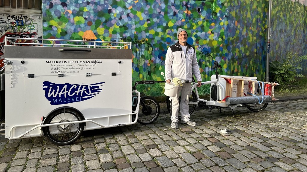 Der Saarbrücker Malermeister Thomas Wachs mit seinem Lastenrad