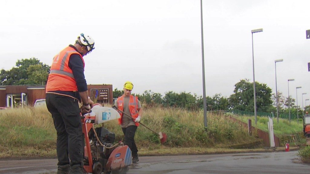 Foto: Zwei Bauarbeiter bei der Arbeit
