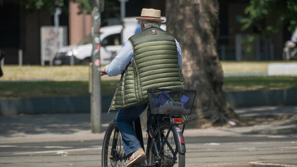 Mann auf einem Fahrrad mit einer Steppweste