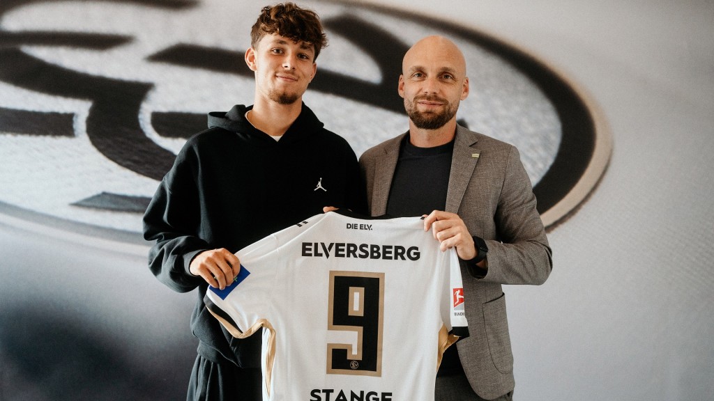 Otto Stange mit  SVE-Sportvorstand Ole Book
