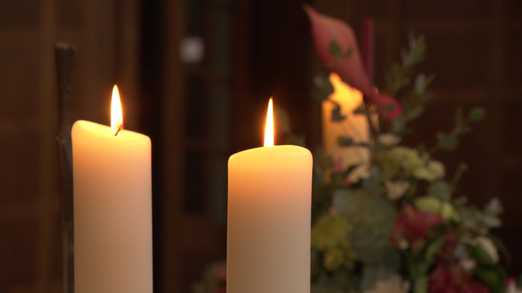 Foto: zwei brennende Kerzen im Gottesdienst 