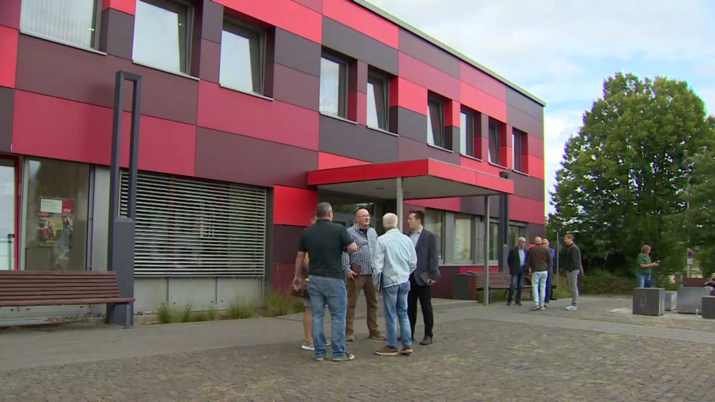 Foto: Mitglieder des Gemeinderats vor dem Gemeinderat in Wadgassen