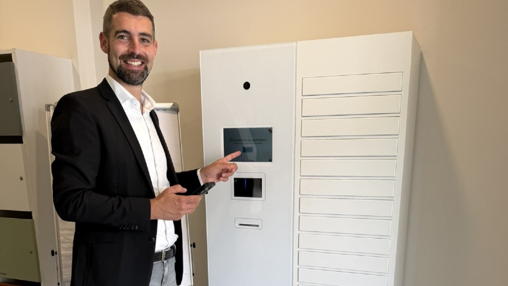 Foto: Person am Dokumentenabholautomat für Personalausweise oder Reisepässe im Bürger-Service-Zentrum Tholey