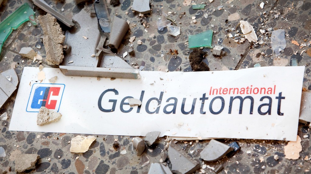 Foto: Das Schild eines Geldautomaten liegt neben Glasscherben auf dem Boden.