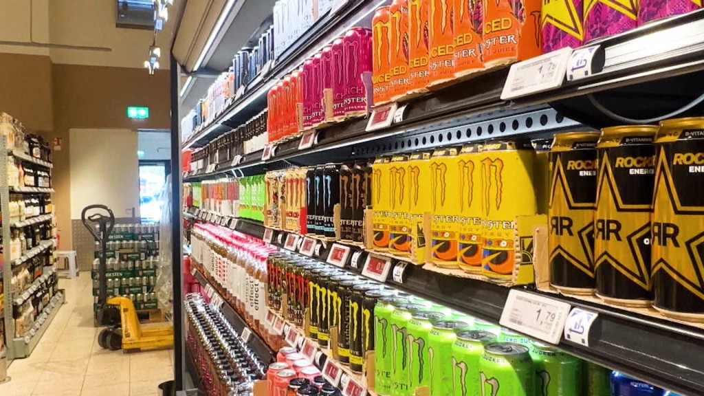 Regal im Supermarkt mit Energydrinks