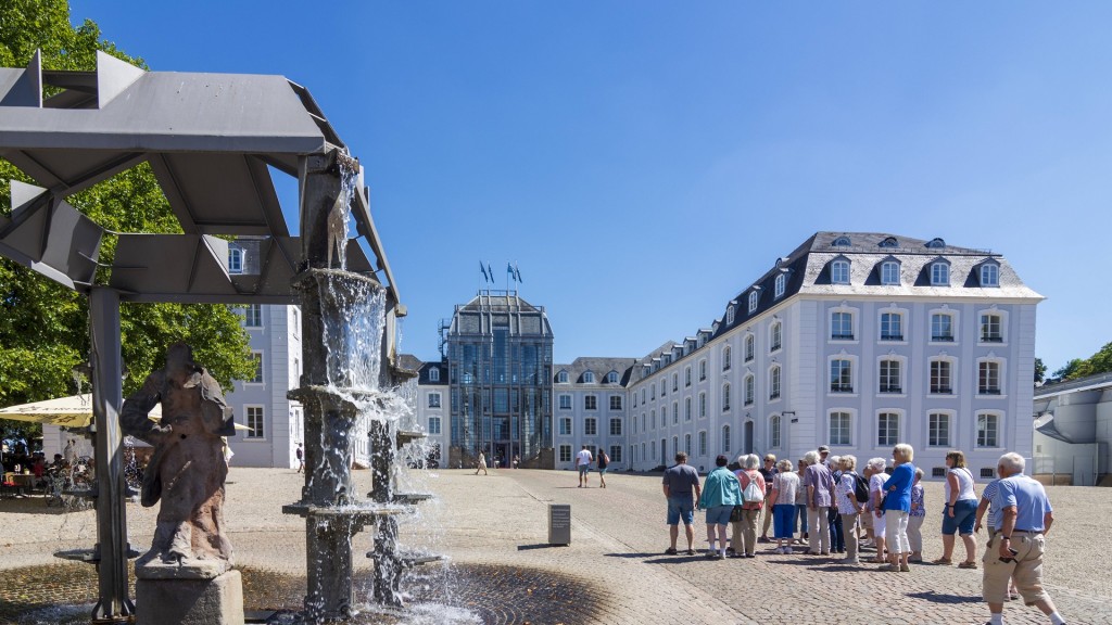 Eine Besuchergruppe auf den Platz vor dem Saarbrücker Schloss.