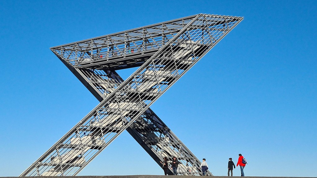 Besucher vor dem Saarpolygon