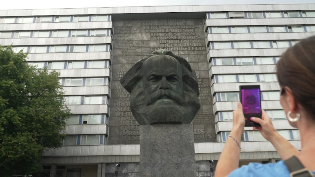 Diana Kühner-Mert fotografiert eine Marx-Statue