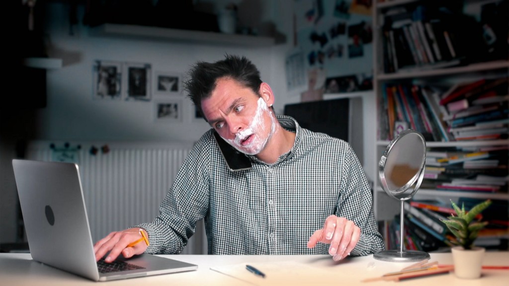 Ein Mann beim Multitasking