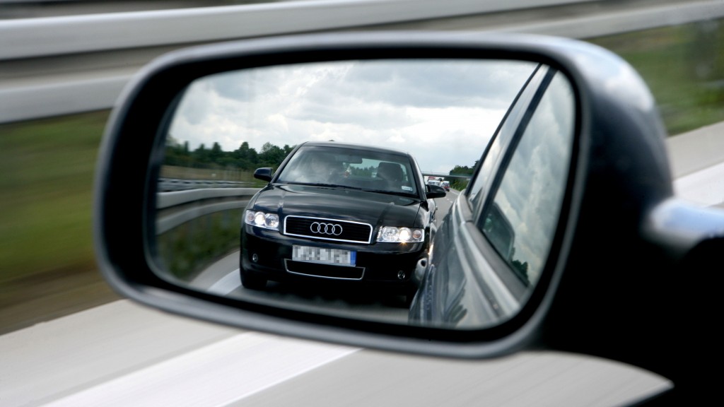 Autofahrer im Rückspiegel