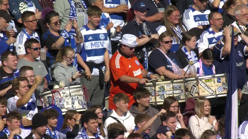 Foto: Fankurve des MSV Duisburg im Spiel gegen Ingolstadt