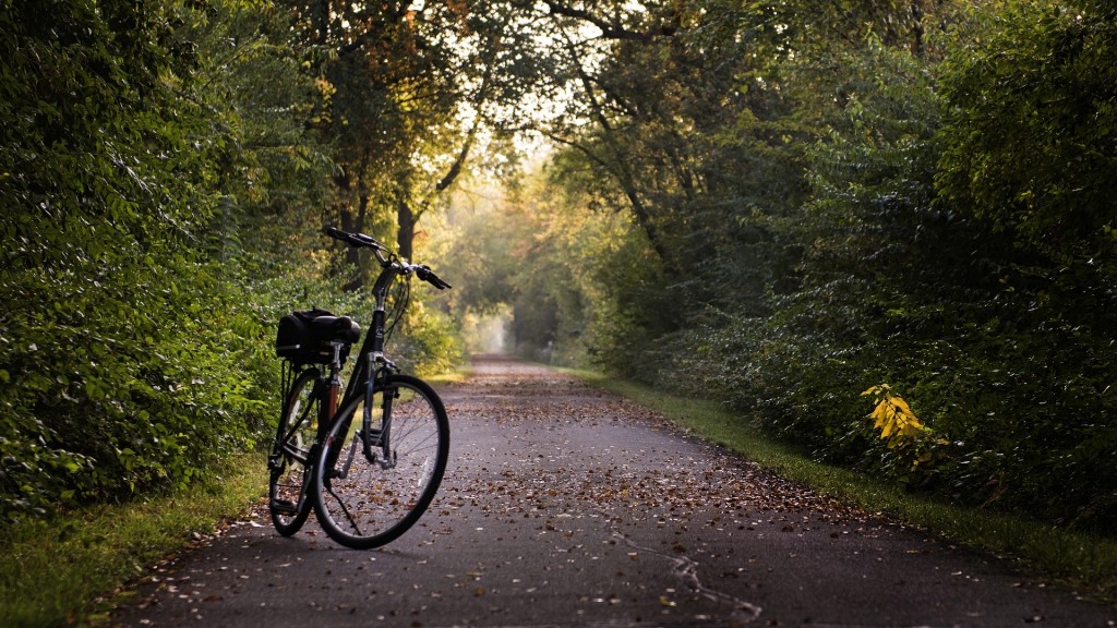 Ein Fahrrad auf deinem Weg im Herbst.