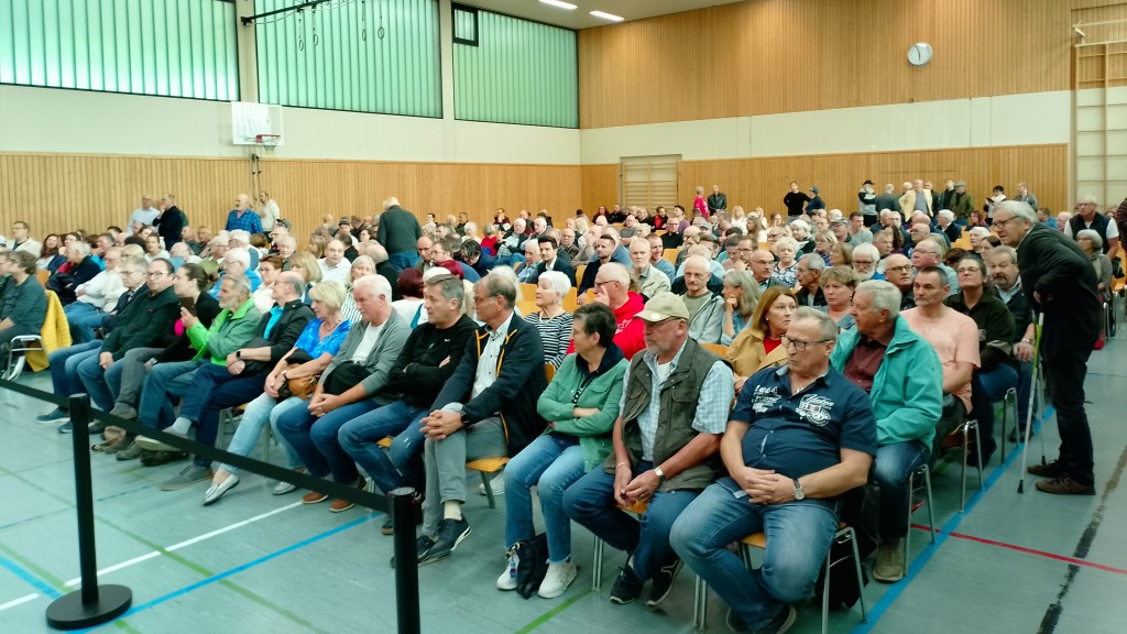 Zahlreiche Zuschauer verfolgen die Sondersitzung des Wadgasser Gemeinderates zur Abstimmung über ein Abwahlverfahren gegen Bürgermeister Greiber